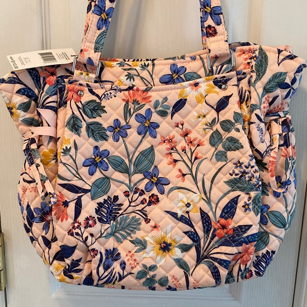 Vera Bradley Floral Quilted Purse 👜 
NWT Paradise Coral